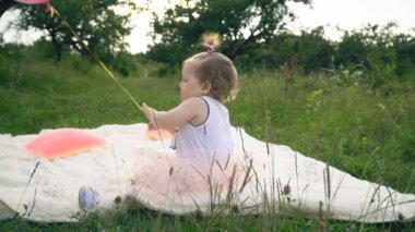 Küçük kız bir balonla oynuyor.