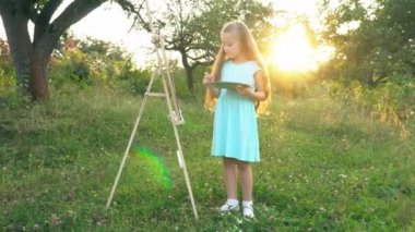 küçük kız doğa üzerinde çizer