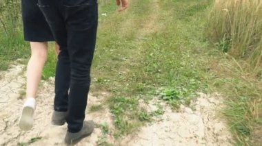 genç bir çift yürüyüş