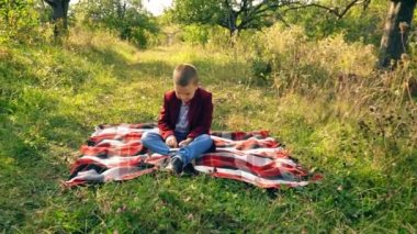 telefon oyunları oynamak çocuk