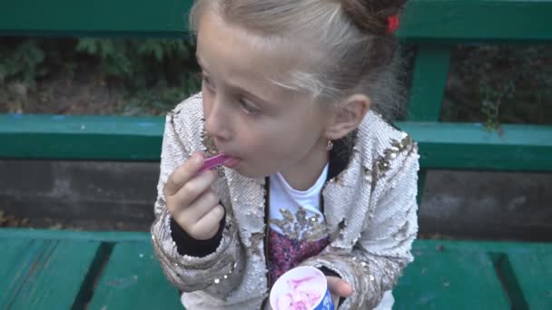 A menina está comendo sorvete — Vídeo de Stock