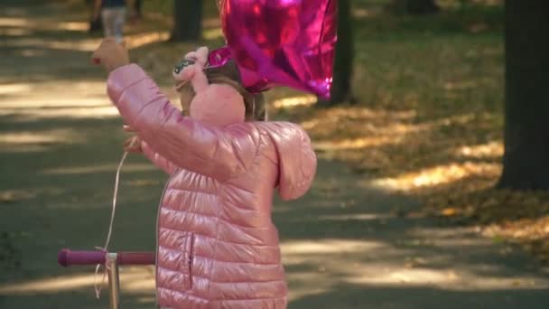 La fille est sur un scooter 