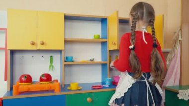 küçük kız yemek yemek oynamaktan
