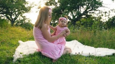 Anne ve kızı aynı elbiseler