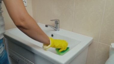 Kız çamaşır yıkama lavabo lavabo