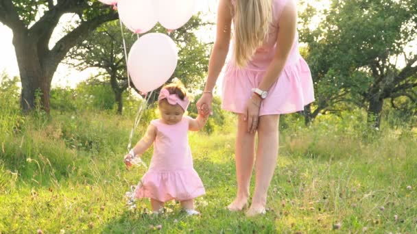 Мама і дочка в однакових сукні — стокове відео