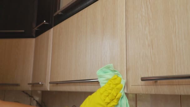 Γυναίκα τον καθαρισμό στην κουζίνα — Αρχείο Βίντεο