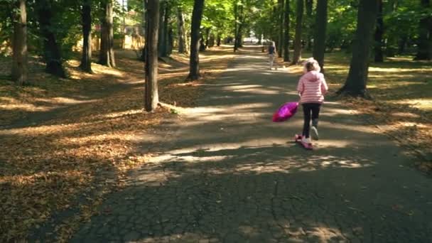 Девушка едет на скутере — стоковое видео