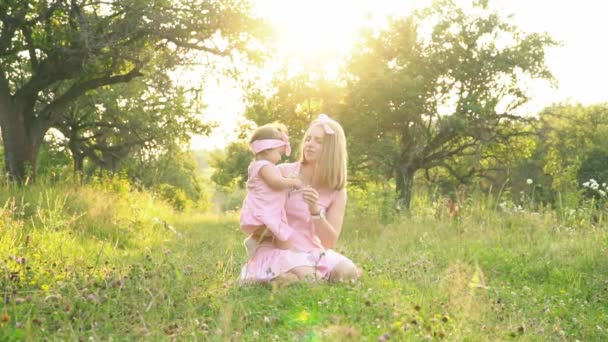 Mamá y su hija en vestidos idénticos — Vídeo de stock