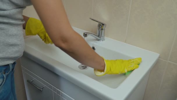 女の子洗濯洗う洗面器洗面台 — ストック動画