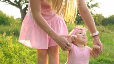 Anne ve kızı aynı elbiseler