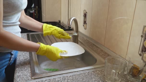 Woman washes dishes — Stock Video