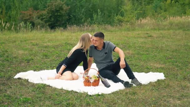 Jovem casal sentado no gramado — Vídeo de Stock
