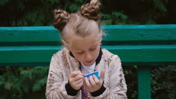 Het meisje is ijs aan het eten — Stockvideo