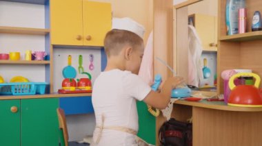 küçük çocuk ne pişiyor oynuyor