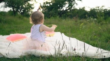 Küçük kız bir balonla oynuyor.