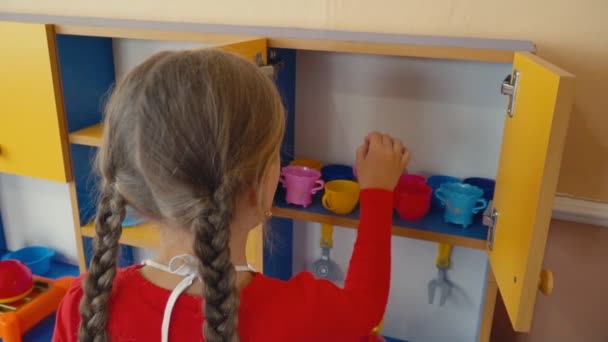 Niña jugando en la cocina de alimentos — Vídeo de stock