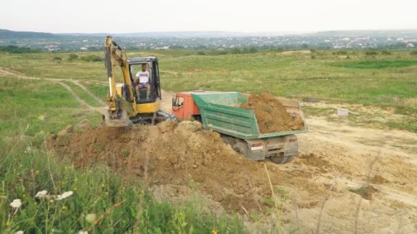 Excavadora carga un camión — Vídeo de stock