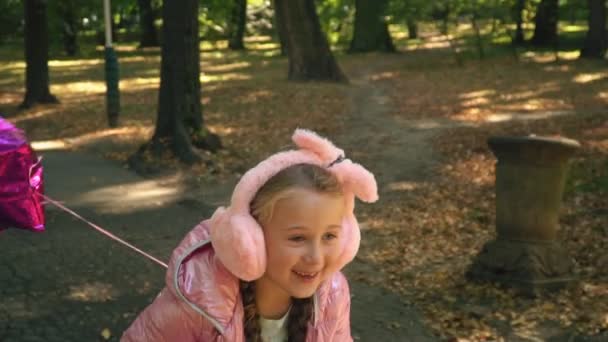 La fille est sur un scooter 