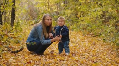 Anne ile oğlu doğada