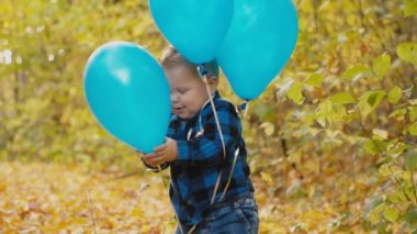 küçük çocuk toplarla oynuyor