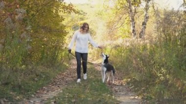 bir köpek ırkı Husky kızla