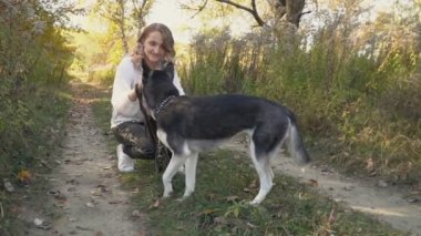 bir köpek ırkı Husky kızla