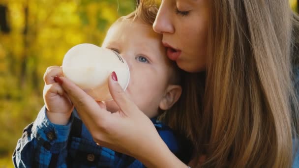 Mother feeds her baby from a bottle — Stock Video