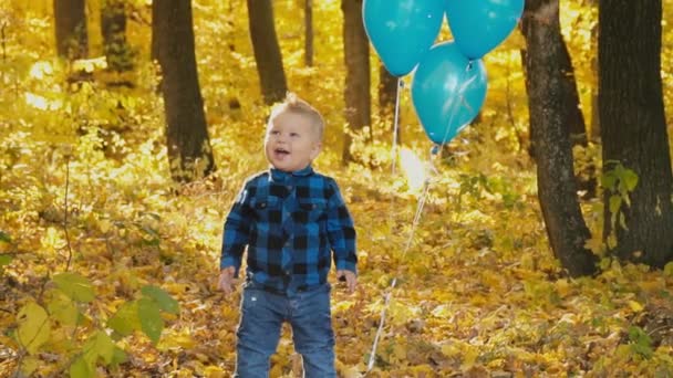 petit garçon dans la forêt d'automne
