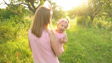 Anne ve kızı aynı elbiseler