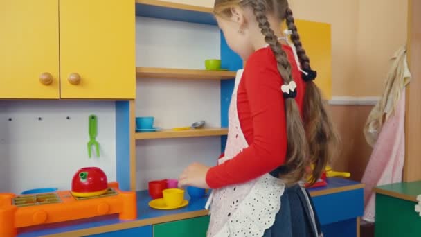 Niña jugando en la cocina de alimentos — Vídeo de stock