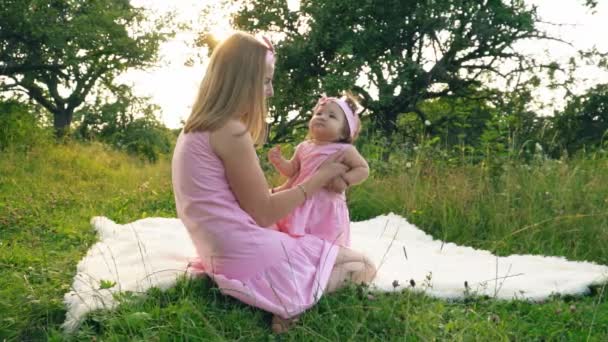 Мама и дочь в одинаковых платьях — стоковое видео