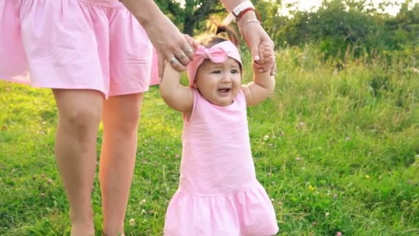 Mãe e filha em vestidos idênticos — Vídeo de Stock