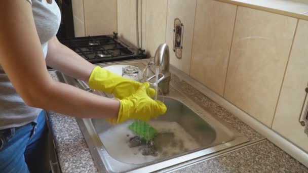 Woman washes dishes — Stock Video