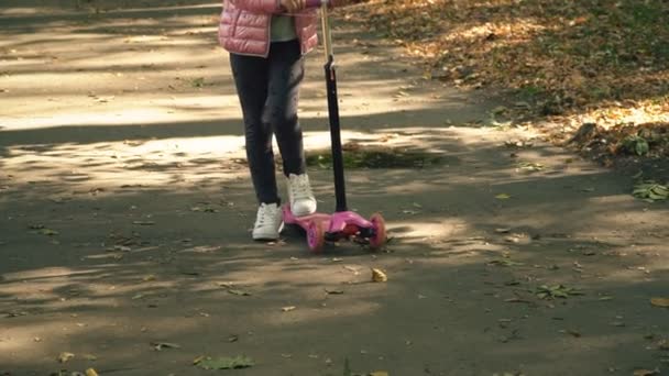 Het meisje is het berijden van een scooter — Stockvideo