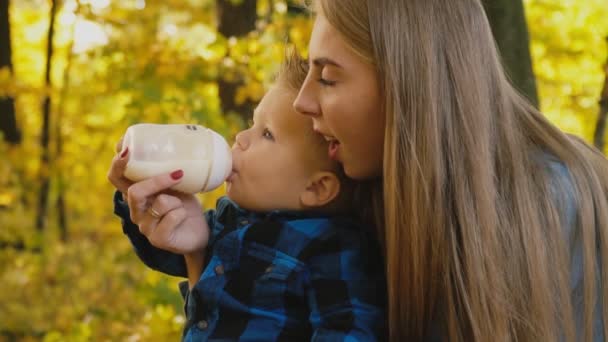 Mère nourrit son bébé à partir d'une bouteille — Video