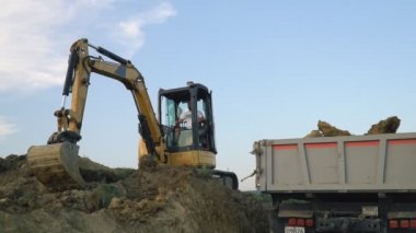 tarak kamyon yükler