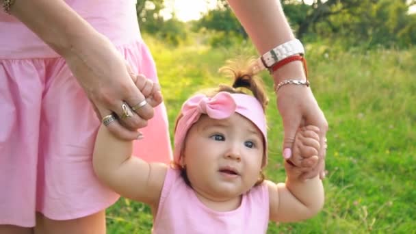 Mom and daughter in identical dresses — Stock Video