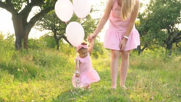 Mamá y su hija en vestidos idénticos — Vídeo de stock