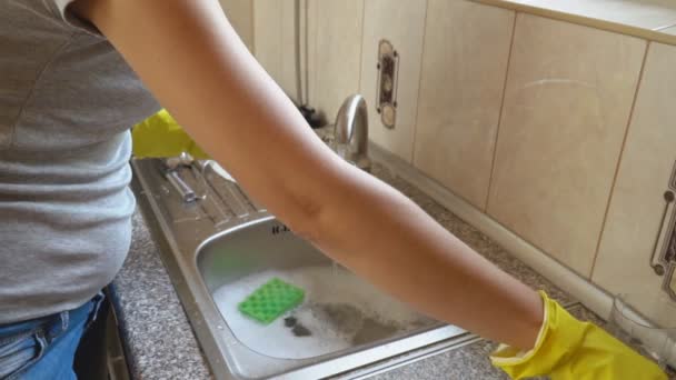 Nő mosás ételek — Stock videók