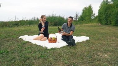 Çimenlikte oturan genç bir çift