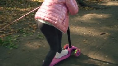Kız bir scooter sürme