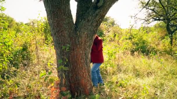 garçon avec un walkie-talk dans la nature 