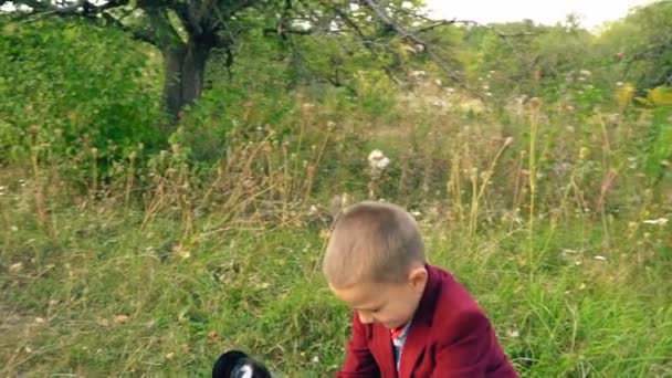 Garçon avec un télescope dans la nature — Video