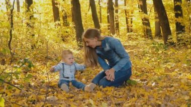 Anne ile oğlu doğada