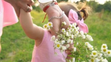 Anne ve kızı aynı elbiseler