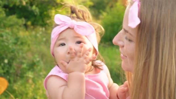 Mamá y su hija en vestidos idénticos — Vídeos de Stock