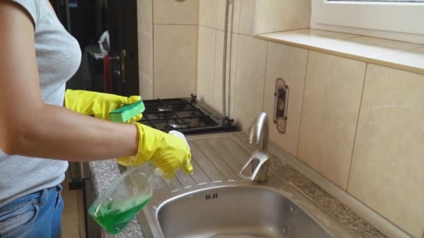 Kvinnan tvättar rätter — Stockvideo
