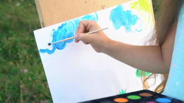 Küçük kız doğa üzerinde çizer — Stok video