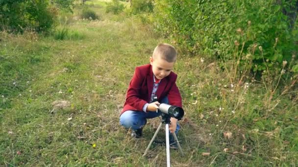 Αγόρι με ένα τηλεσκόπιο στη φύση — Αρχείο Βίντεο